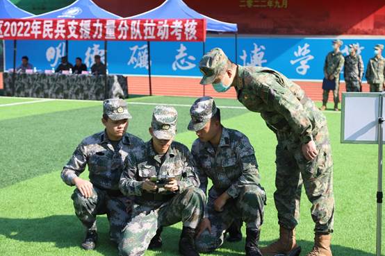 图片包含 草, 户外, 男人, 田地描述已自动生成