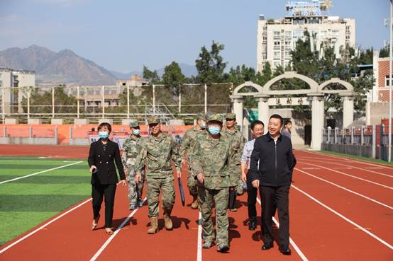 一群穿制服的人中度可信度描述已自动生成