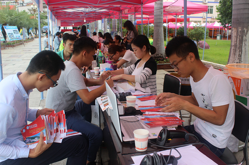 志愿者们整理新生录取通知书