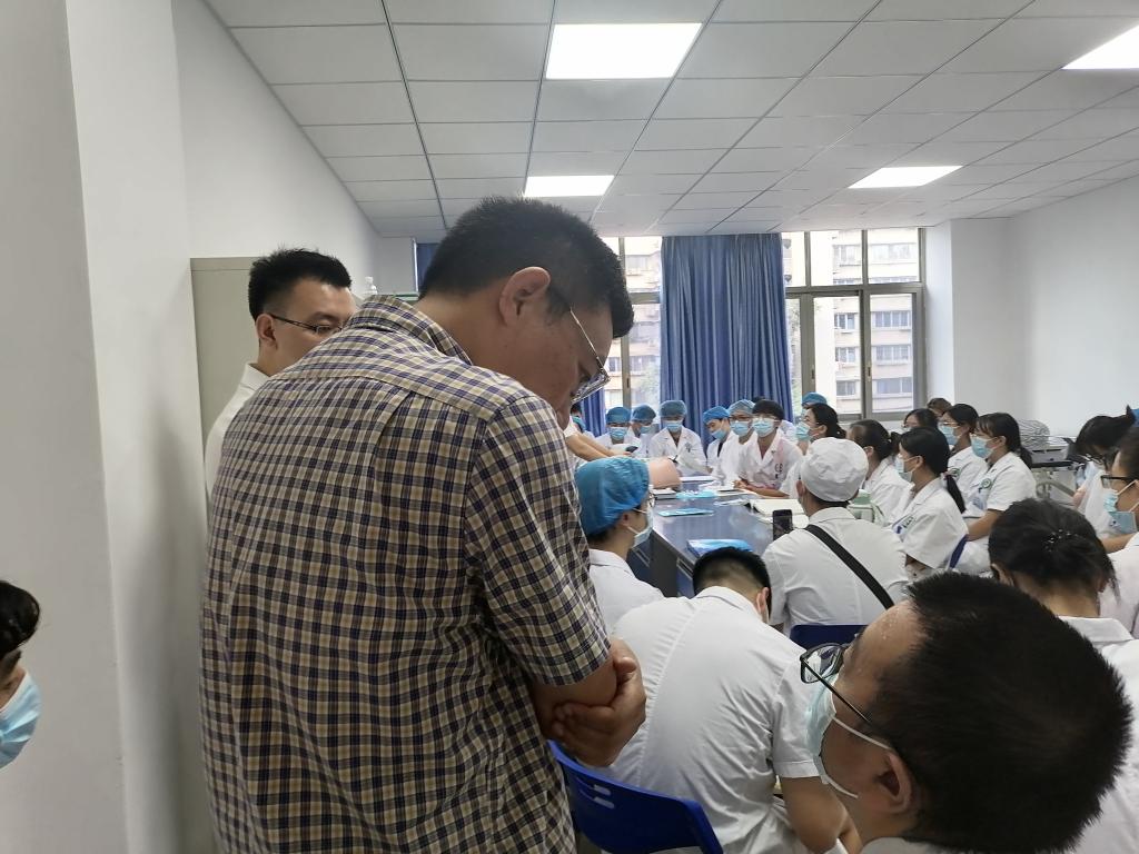 深入课堂了解上课情况