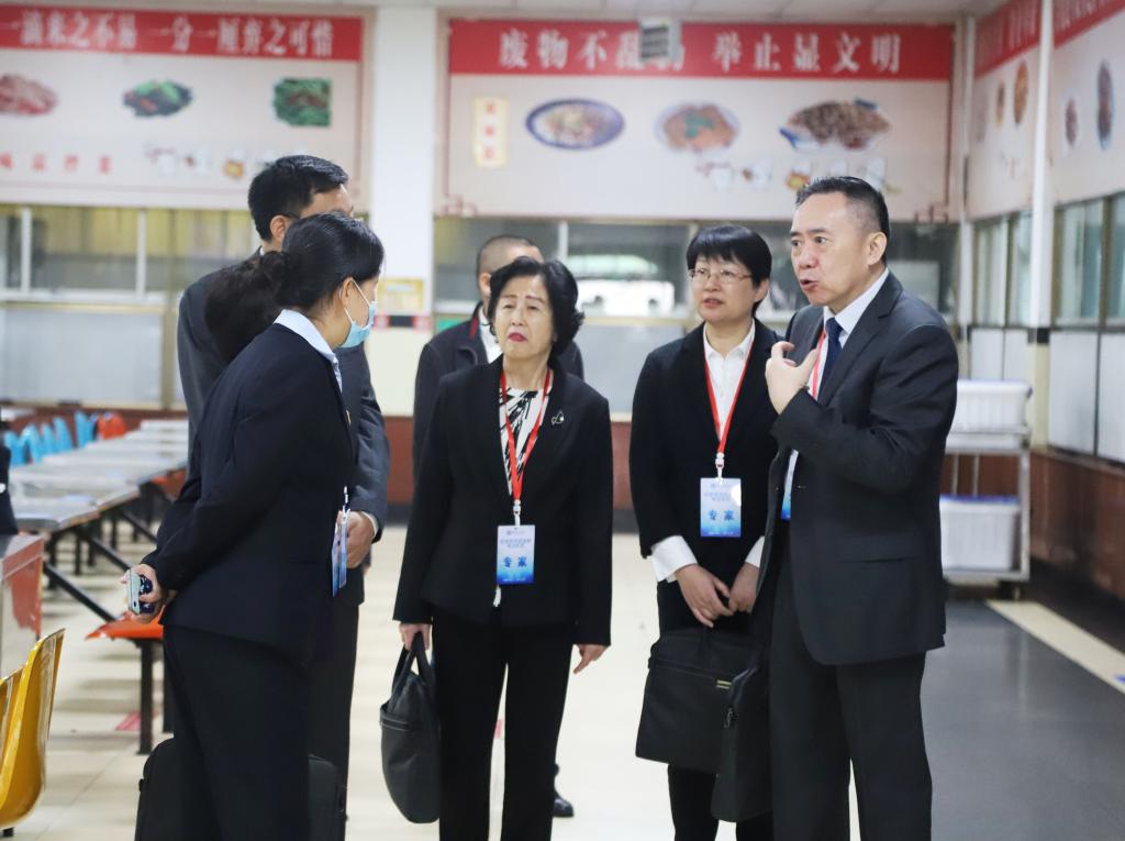 专家组走访学生食堂