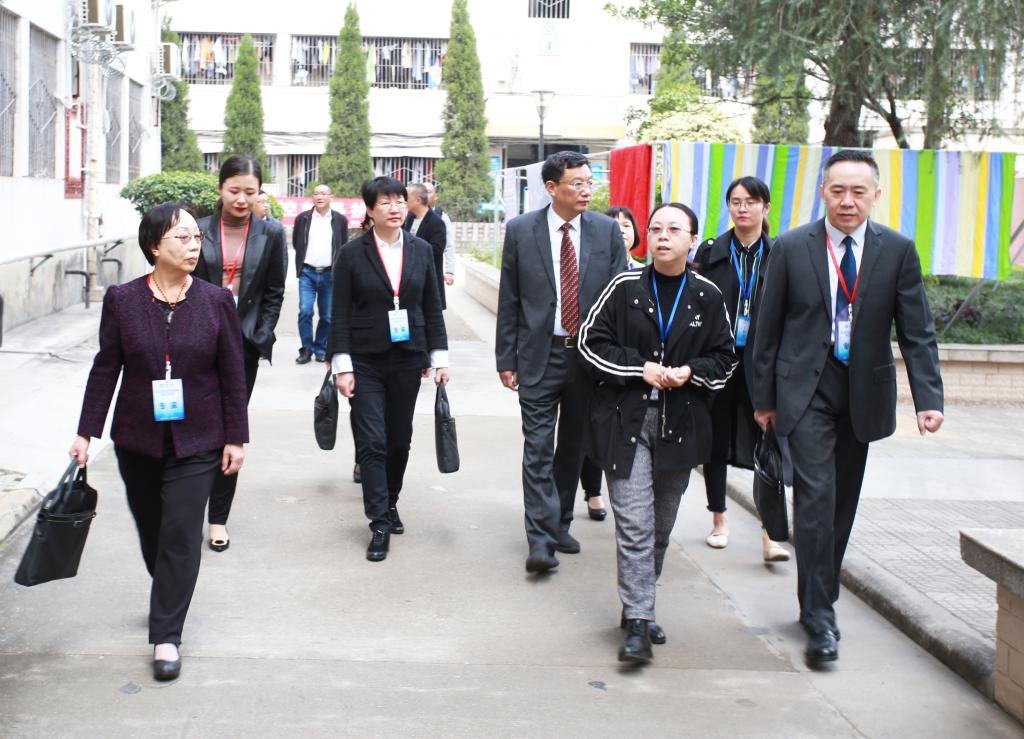 专家组走访学生宿舍