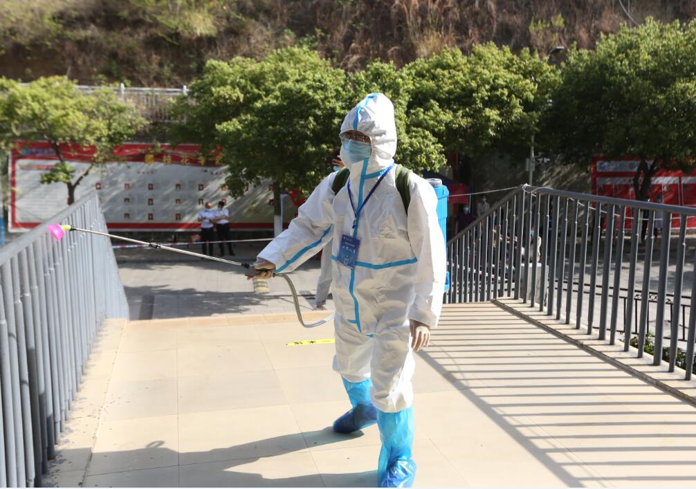 对现场进行消杀