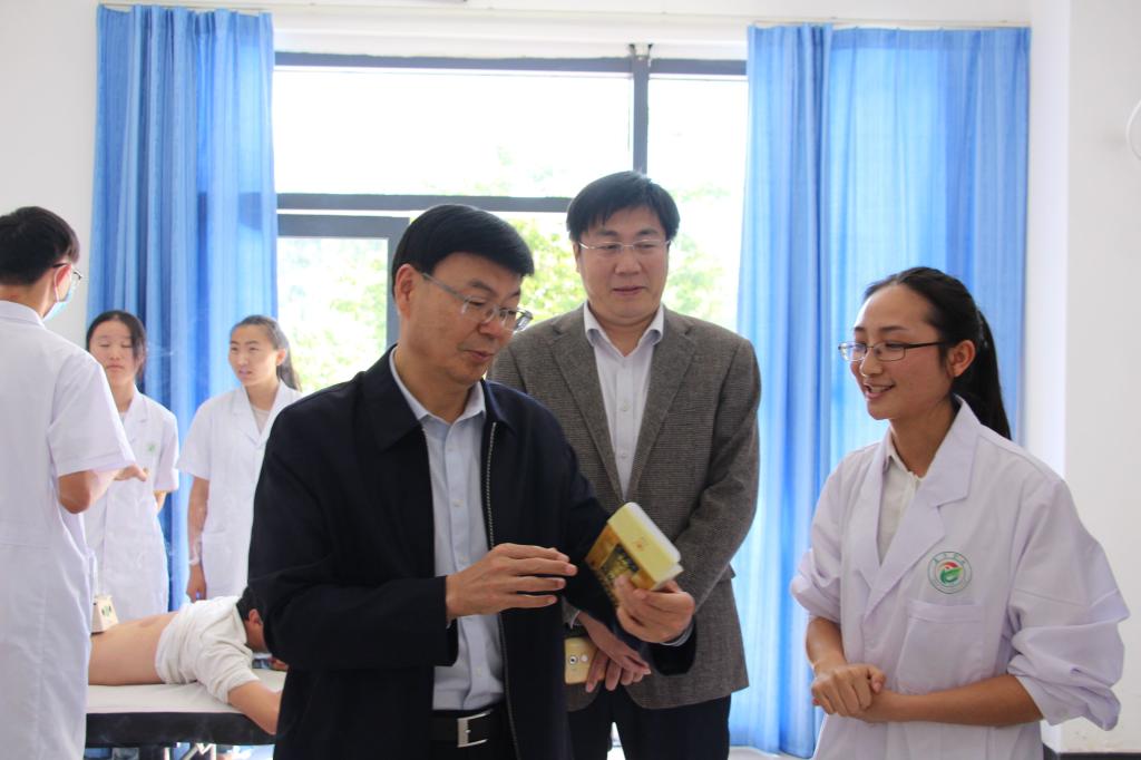 参观beat365康养学院护理实训中心