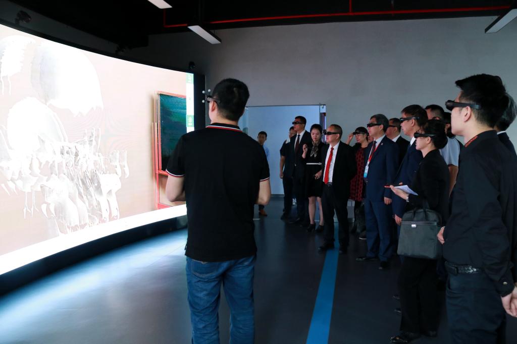 专家组走访虚拟仿真教学中心(产教融合大楼)