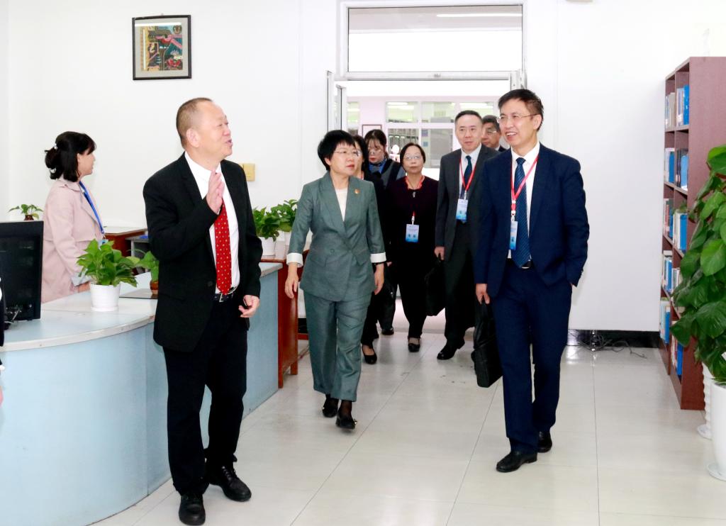 专家组走访图书馆