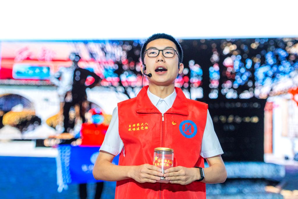 杨靖涛同学现场分享实践感悟