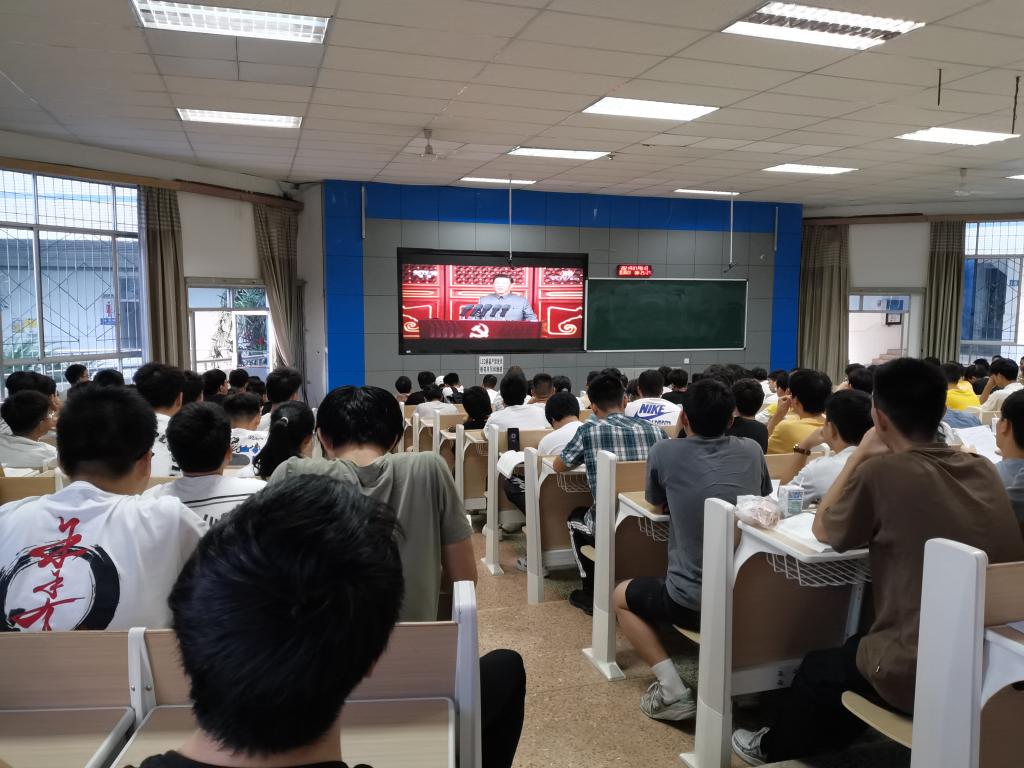 电气信息工程学院师生观看直播