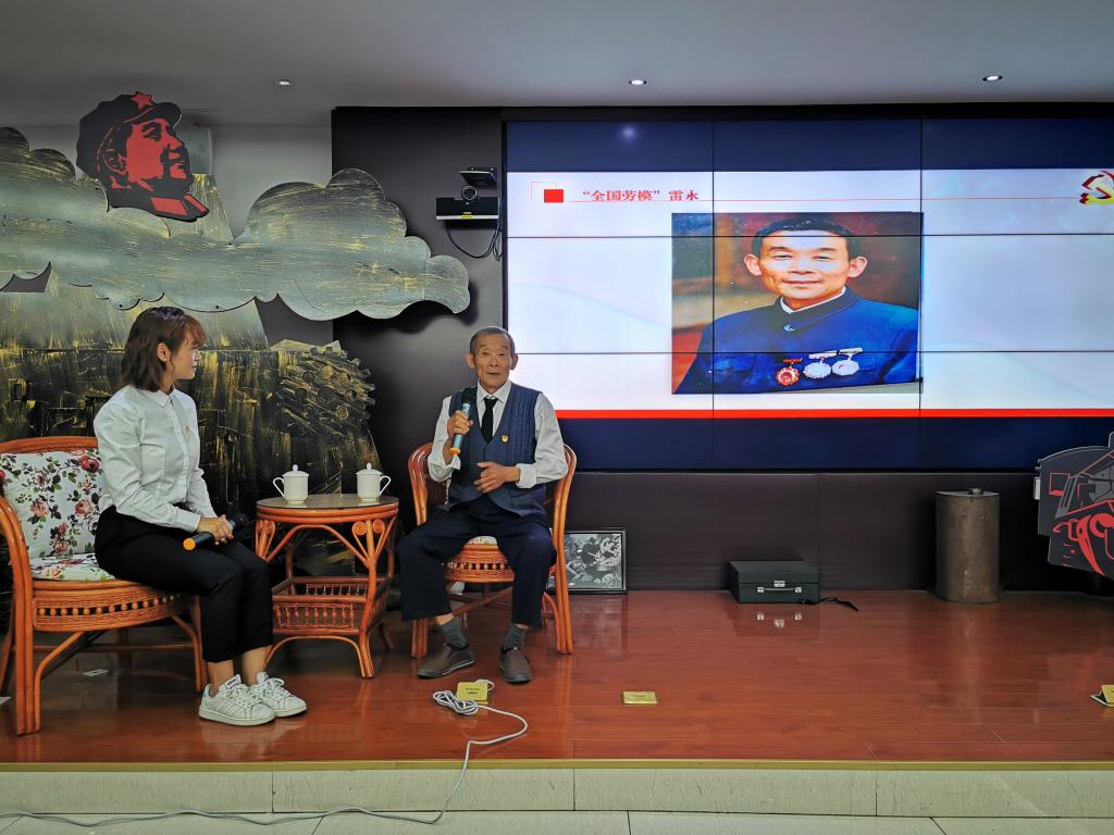 师生党员听全国劳模雷永同志讲三线建设