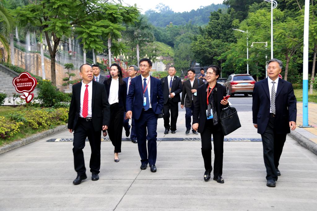 专家组走访科技广场