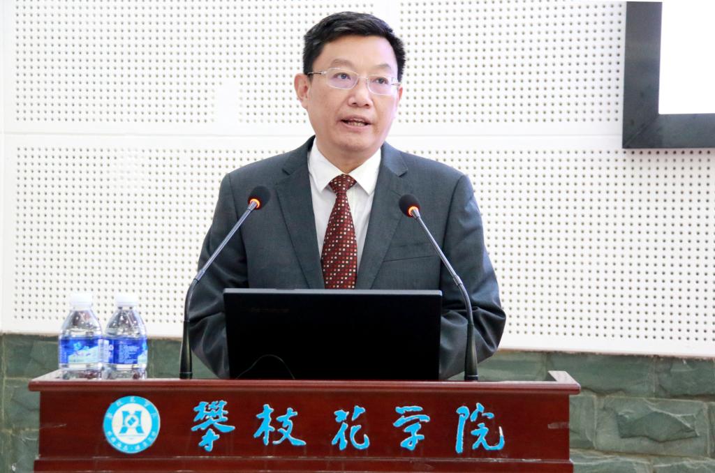 副校长刘立新代表学校作工作报告