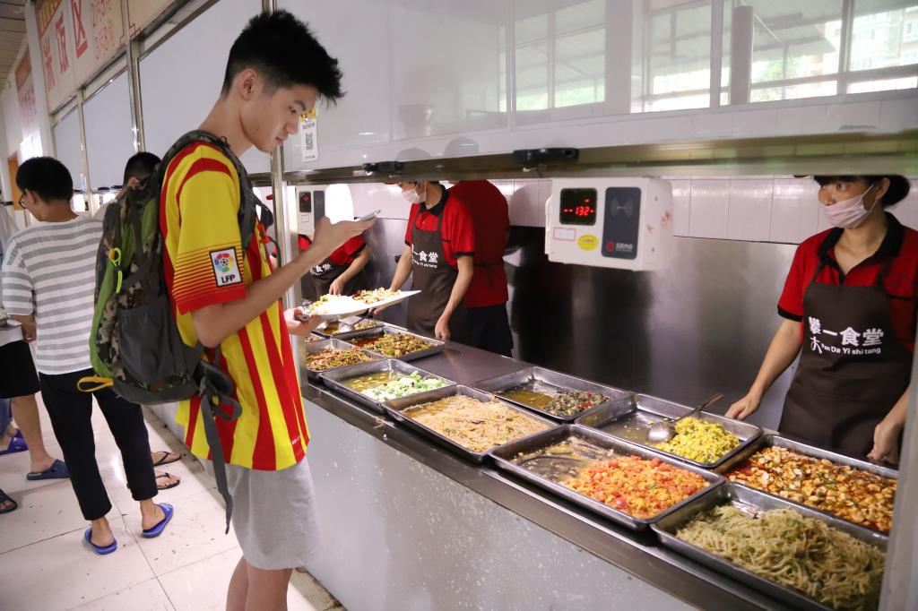 食堂为大家准备了可口的饭菜
