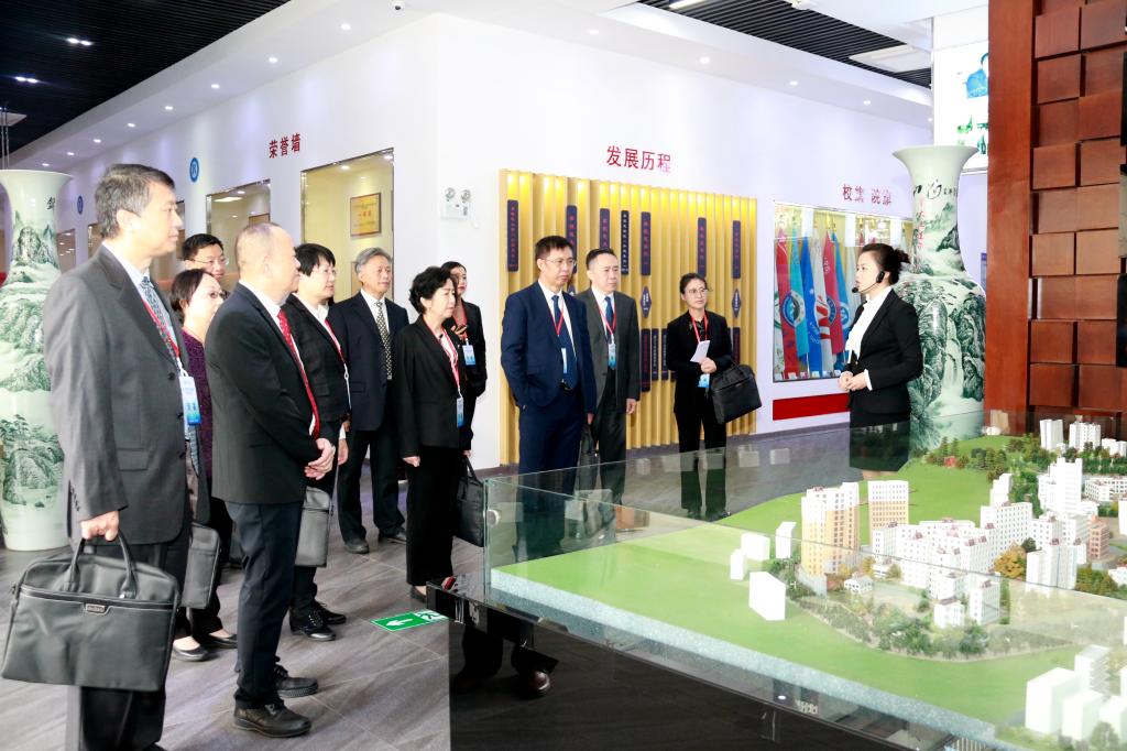 专家组走访校史馆