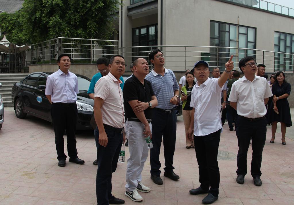 与会人员参观康养学院教室、食堂等环境设施