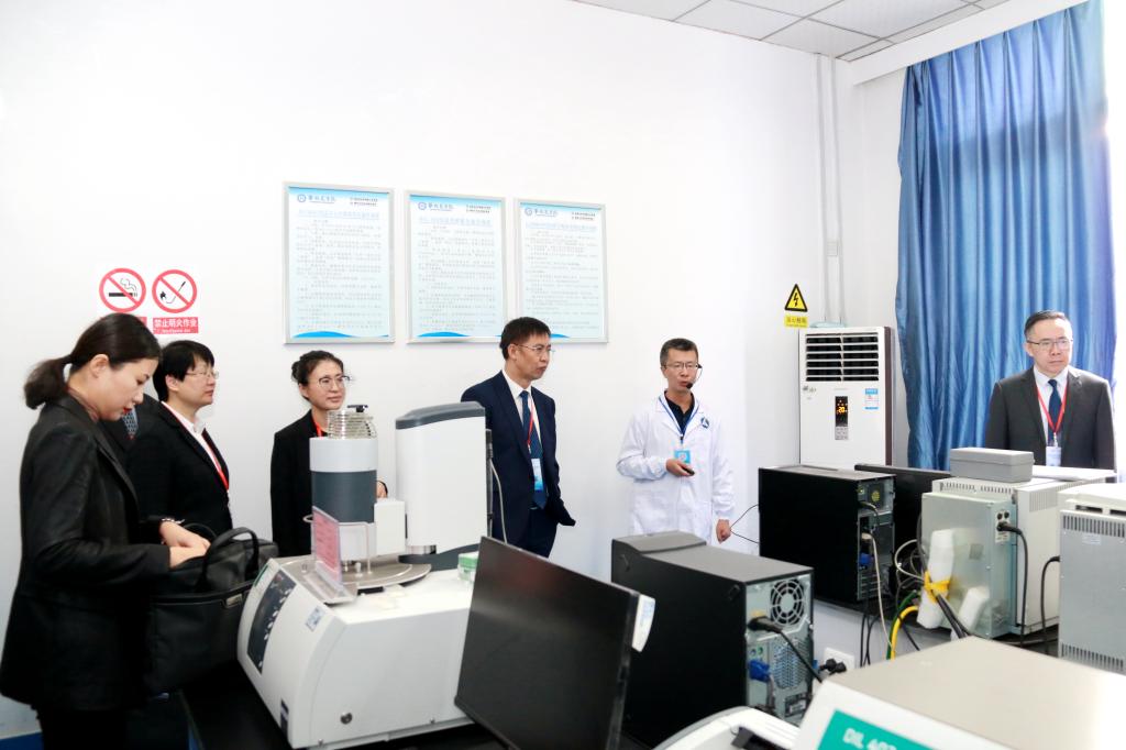 专家组走访国家钒钛检测重点实验室