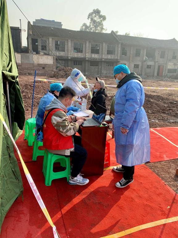 鲁顺毅参加研城镇返乡人员核酸检测工作