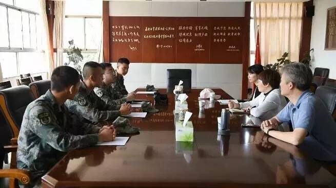 采访组在中国人民解放军驻滇某部队