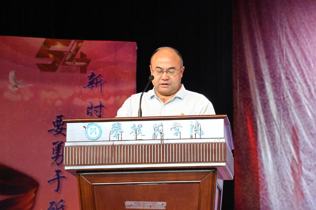 党委副书记、纪委书记彭徐宣读表彰文件