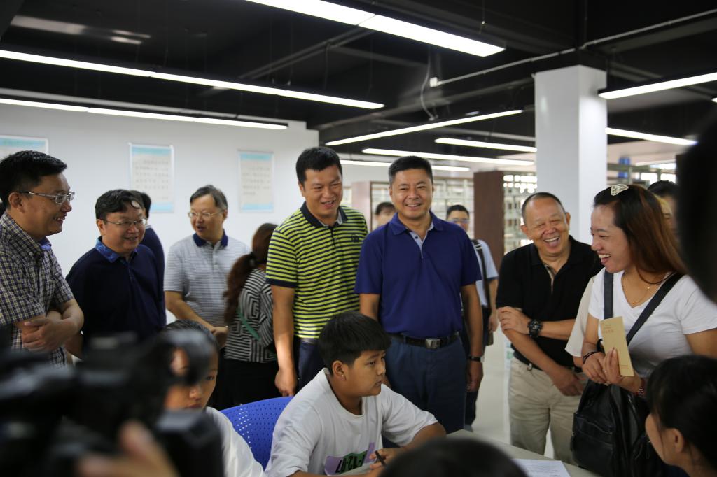 市委副书记虞平(中)一行在康养学院阅览室向学生了解情况