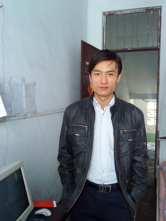 在学校分配宿舍留影