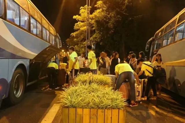 动作麻利的“荧光绿”,让我们为他们点赞