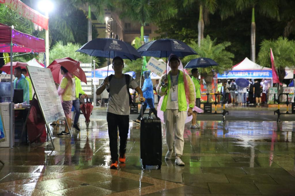 雨中护我前行的“荧光绿”,让我心里暖暖