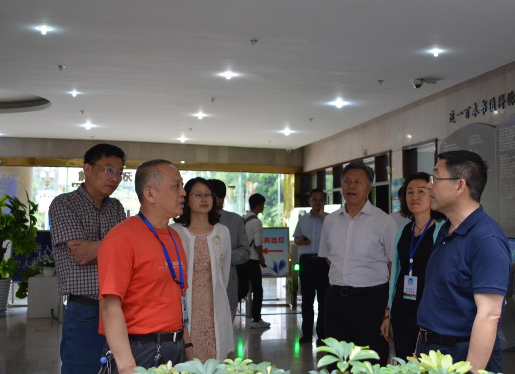 省教育厅检查组走访调研学校图书馆