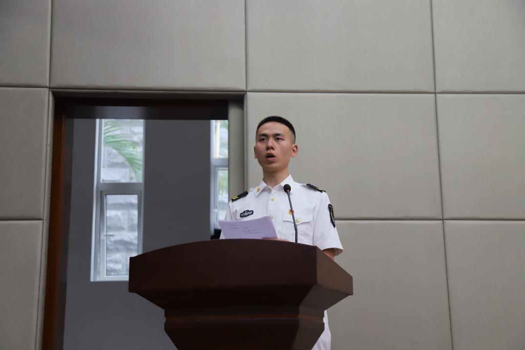 退伍青年大学生周玉杰发言