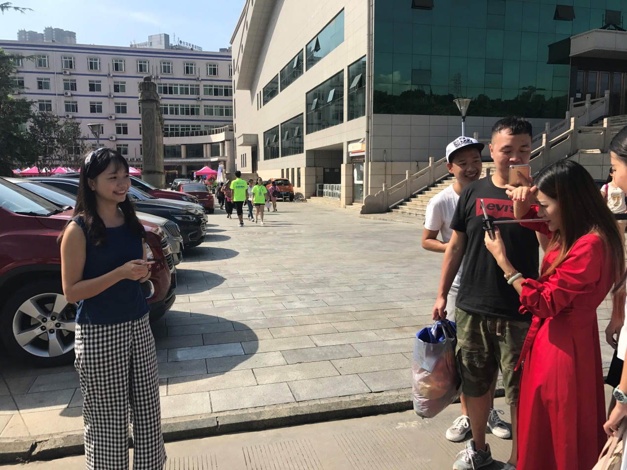 beat365传媒中心自制首部微电影《初心》女主角参与直播互动