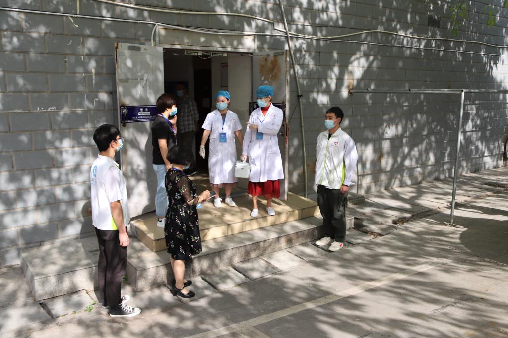 第一时间赶往“发热学生”所在宿舍