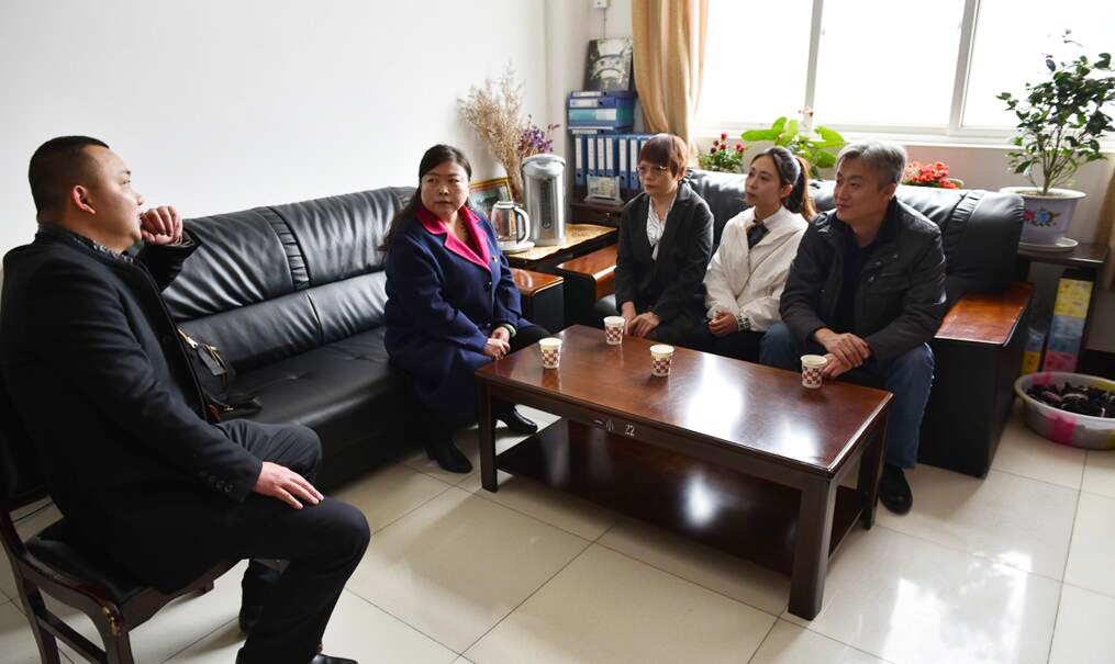 采访组在林芝市第一小学